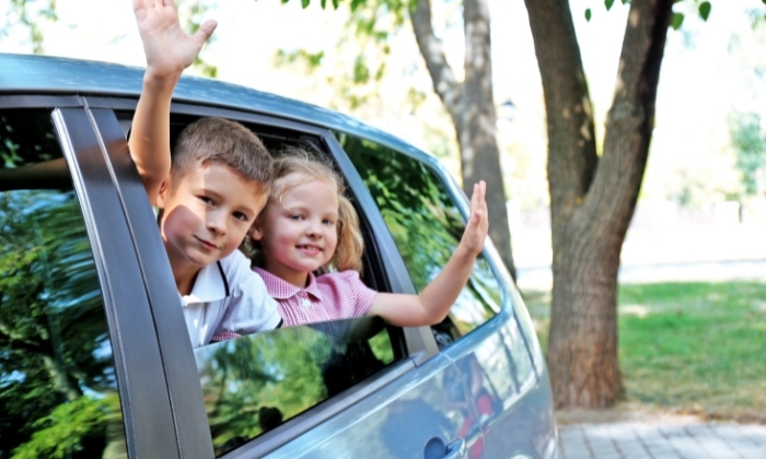 Photo d'enfant prenant la voiture 