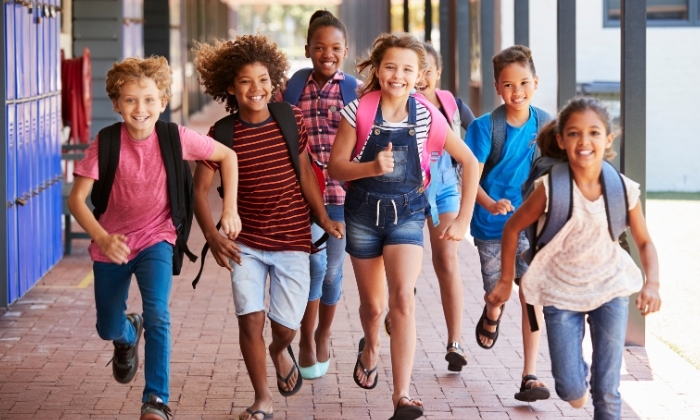 photo d'enfant courant après les cours